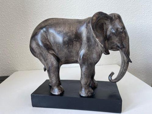 Beeld, Grote Olifant - 1,4 kg - 27 cm - Composiet, bewerkt, Antiek en Kunst, Curiosa en Brocante
