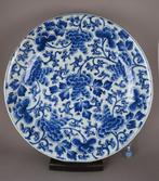HUGE NINE PEONIES PLATE - Kangxi (1662-1722) - Schotel -