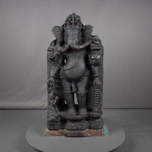 Grès FIGURE DE GANESHA EN GRANIT, ORISSA, 13E SIÈCLE - 65 cm, Verzamelen, Mineralen en Fossielen