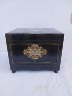 Jolie cave armoire à liqueurs en marqueterie Boulle