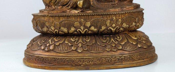 Groot beeld PADMASAMBHAVA op lotustroon - Verguld brons -, Antiek en Kunst, Antiek | Overige Antiek