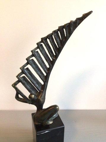 Corry Ammerlaan - Sculpture, “ Het juiste doel voor ogen “.