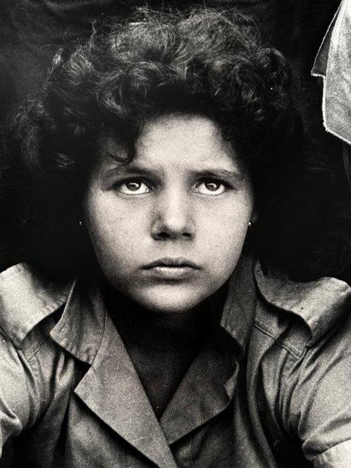 Alberto Korda (1928-2001). - (XXL) Niña en las montañas de, Antiek en Kunst, Kunst | Schilderijen | Modern