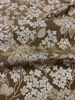 Tijdloze elegantie. Jacquard-fluwelen stof met bloemmotief