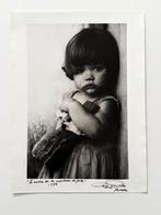 Alberto Korda (1928-2001). - (XL) La Niña de la muñeca de