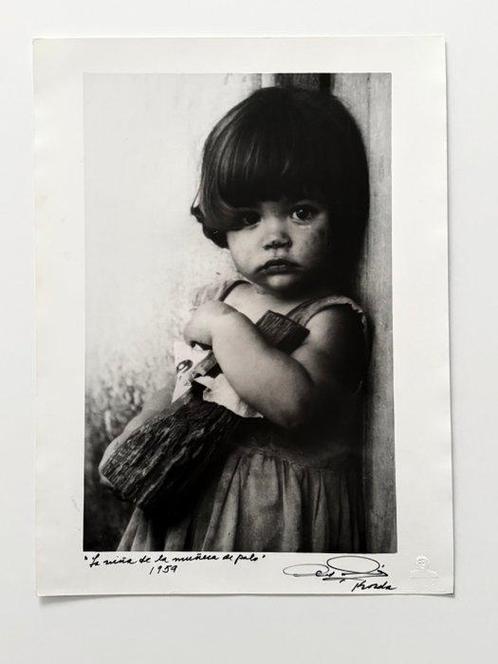 Alberto Korda (1928-2001). - (XL) La Niña de la muñeca de, Antiek en Kunst, Kunst | Schilderijen | Modern