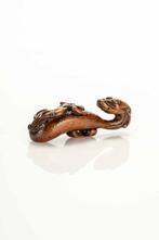 Un rare netsuke en bois de boxelder représentant un sceptre