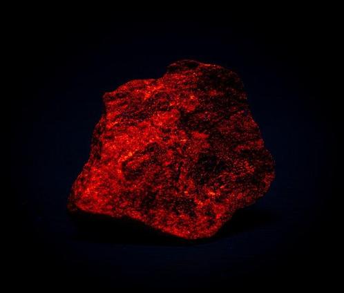 Ensemble de 8 minéraux fluorescents UV SW Calcédoine Hyalite, Verzamelen, Mineralen en Fossielen
