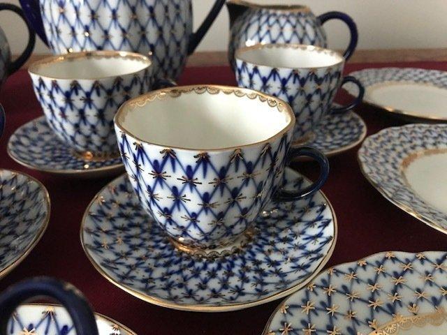 Lomonosov Imperial Porcelain Factory - Anna Yatskevich,, Antiek en Kunst, Antiek | Meubels | Tafels