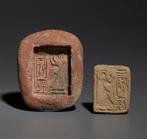 Oud-Egyptisch Terracotta Mal van een offeraar vooraan de