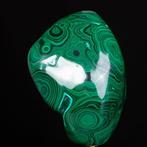 Geselecteerd malachietexemplaar op een decoratieve sokkel