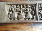 Houten paneel met Ganesha, vrouwen en een mand van