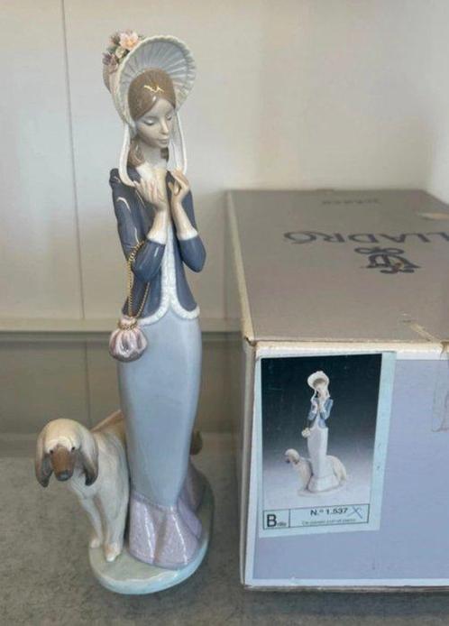 Lladró - Figurine - 1537 - “Paseo con el perro” - with, Antiek en Kunst, Antiek | Glaswerk en Kristal