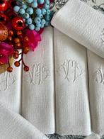 Set oude grote servetten, met art-deco bloemenprint.