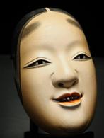 Zeer mooi Ko-omote masker, gesigneerd - Hout, Lak - Tasaki