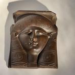 Hoofd van een figuur - Sculpture of the head of Hathor from, Antiek en Kunst