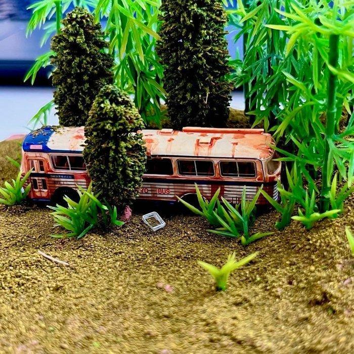 TOMIX - Diorama Abandoned Bus Diorama (Custom Weathered) -, Hobby en Vrije tijd, Modelauto's | 1:5 tot 1:12