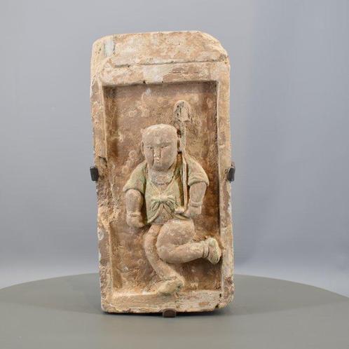 EEN TERRA COTTA STEEN MET EEN KIND MET STANDAARD - 36 cm, Verzamelen, Mineralen en Fossielen