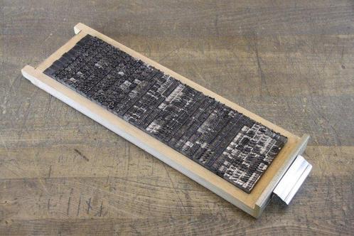 Blocs dimpression - een letterbak gevuld met een alfabet, Antiek en Kunst, Antiek | Wandborden en Tegels