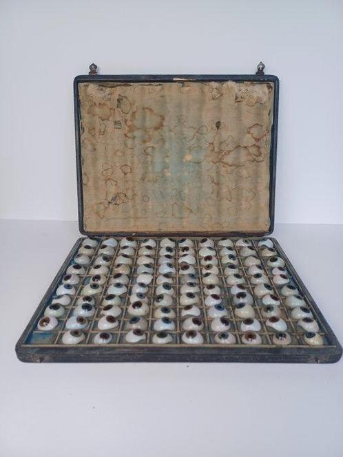 Instrument médical (99) - Verre - Boîte de 99 yeux de verre, Antiek en Kunst, Antiek | Wandborden en Tegels