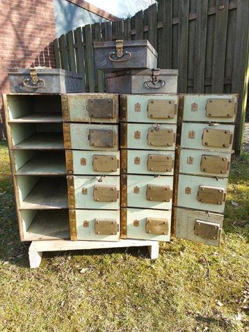 Vintage bank safe with 15 compartments and 3 safe drawers beschikbaar voor biedingen