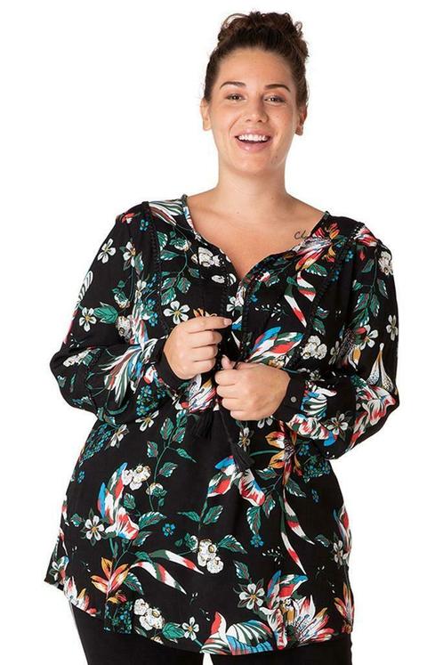 Tuniek Yesta kant detail hals 85CM maat 54/56, Kleding | Dames, Blouses en Tunieken, Verzenden