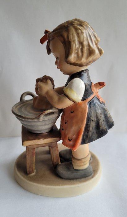 Beeldje - Hummel Goebel Poppenbadje - TMK5 - Porselein, Antiek en Kunst, Curiosa en Brocante