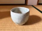Japanse studiokeramiek theekom (Chawan), licht celadon