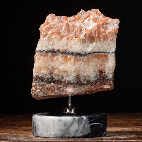 Mooie kleurrijke Toscaanse Onyx op marmeren voet -, Verzamelen, Mineralen en Fossielen