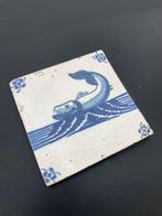 Tegel - Antieke Delfts blauwe tegel met een grote vis met