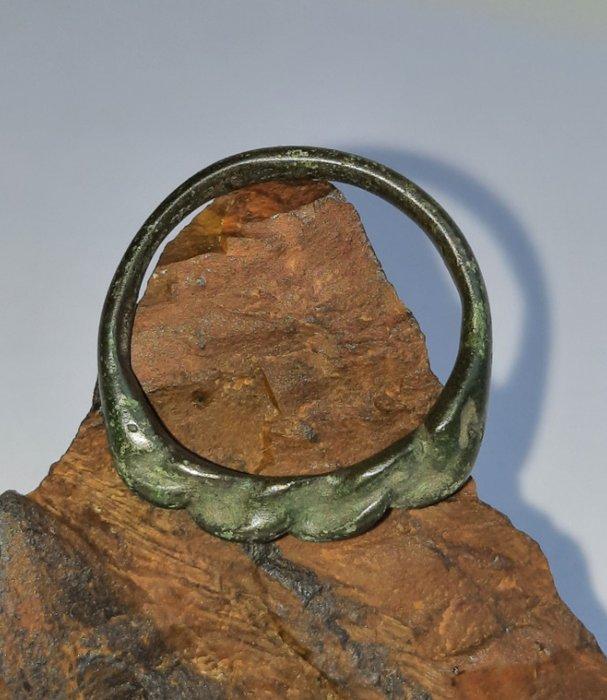 Médiéval Anneau en bronze « cordon tressé ». Excellent état., Bijoux, Sacs & Beauté, Bijoux anciens