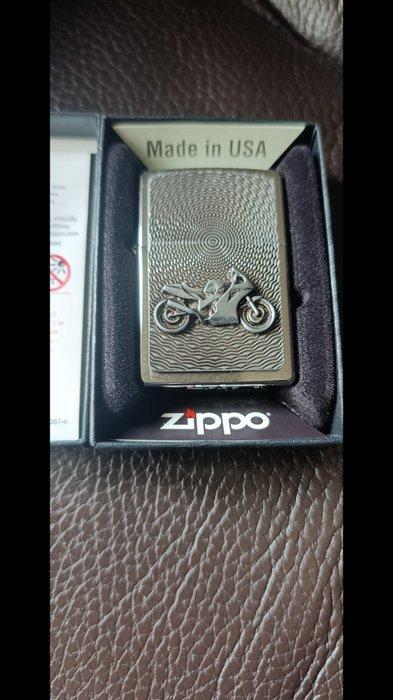 Zippo, motocicletta in rilievo Motorbike Emblem - Zonder, Verzamelen, Rookartikelen, Aanstekers en Luciferdoosjes