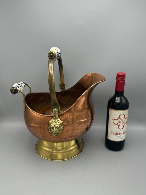 Authentieke helmvormige kolenkit / Helm shaped coal scuttle, Antiek en Kunst, Curiosa en Brocante