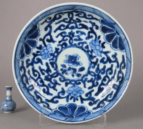 Kangxi (1662-1722) - Bord - Lotus, Chrysanhtmums, Peonies,, Antiek en Kunst, Antiek | Overige Antiek