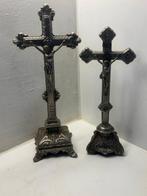 Twee Metalen kruisen Jezus (2) - Antiek - Metaal - First, Antiek en Kunst
