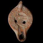 Laat-Romeins / Vroeg-Byzantijns Terracotta Olielamp met een