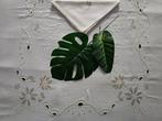 Tovaglia ricamata a mano in misto lino 12 posti tablecloth
