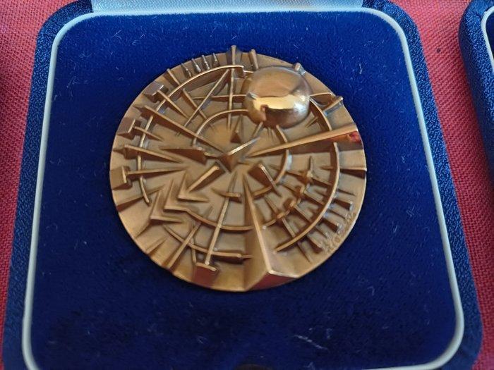 Arnaldo Pomodoro (1926) - sculptuur, Tre medaglie Mondiali, Antiek en Kunst, Antiek | Overige Antiek