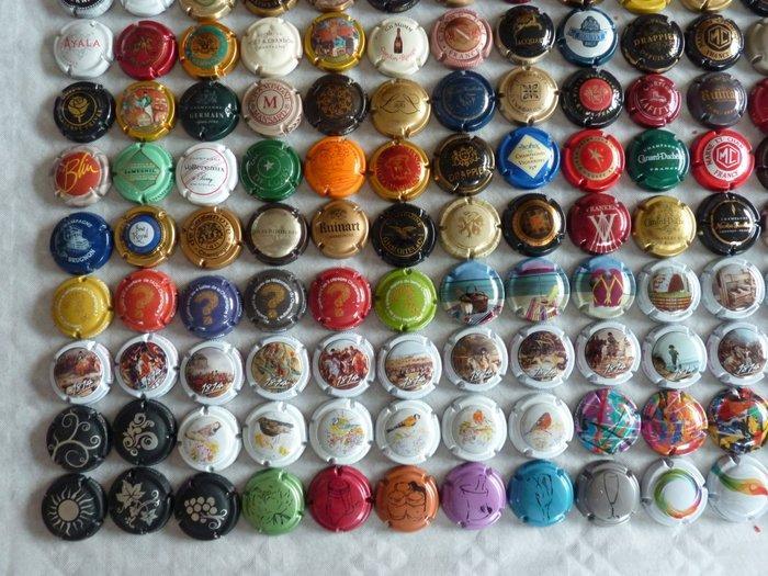 Collection thématique - 300 capsules de champagne avec 12, Antiek en Kunst, Antiek | Speelgoed