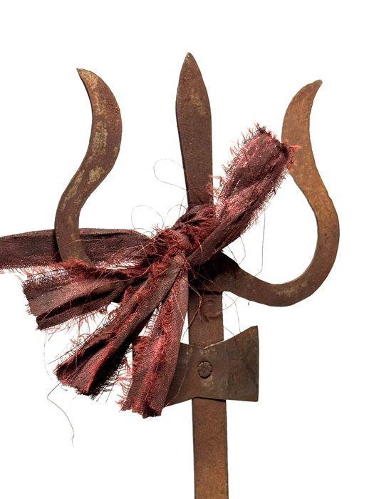 Ritueel Trisula Trident - IJzer (gegoten), Katoen - Nepal -, Antiquités & Art, Antiquités | Autres Antiquités