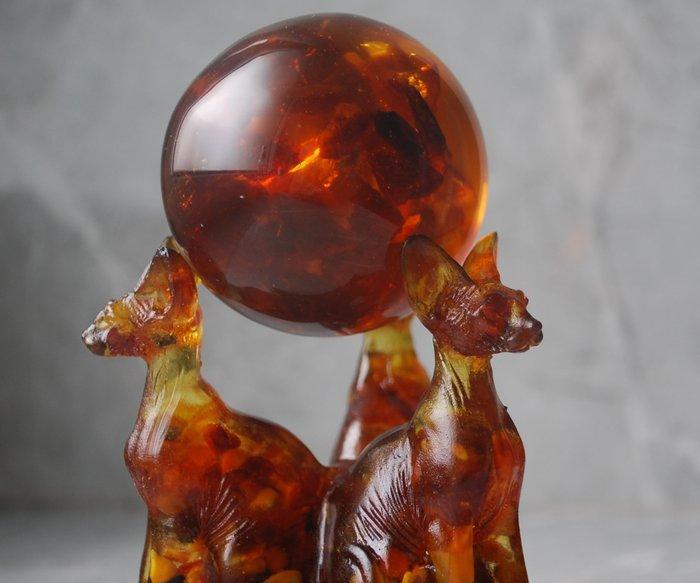 3 Baltische amber Sphynx katten die een amberbal met, Antiek en Kunst, Curiosa en Brocante