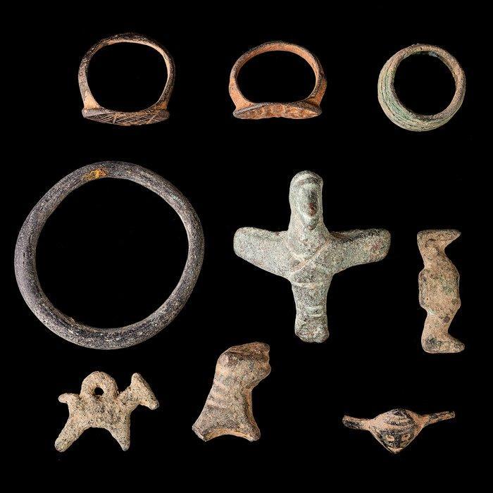 Oud Verzameling van bronzen en glazen artefacten - ringen,, Antiek en Kunst, Antiek | Overige Antiek