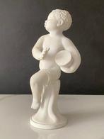 Beeldje - Statua in ceramica bianca raffigurante bambino con, Antiek en Kunst
