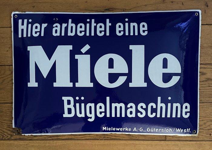 Groot origineel - Hier werkt een Miele strijkmachine. -, Antiek en Kunst, Antiek | Wandborden en Tegels