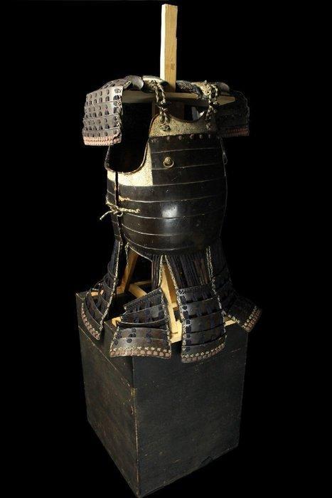 Historisch ijzeren torsoharnas - ijzer, zwarte lak - Japan -, Antiek en Kunst, Antiek | Overige Antiek
