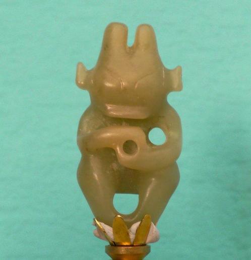 Beeldje - Hongshan Cultuur Godheid Nefriet Figuur op, Verzamelen, Dierenverzamelingen
