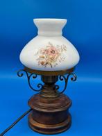 Tischlampe mit floral verziertem Glas-Schirm und