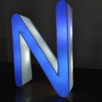Lampe de table - Lettre N - Plastique
