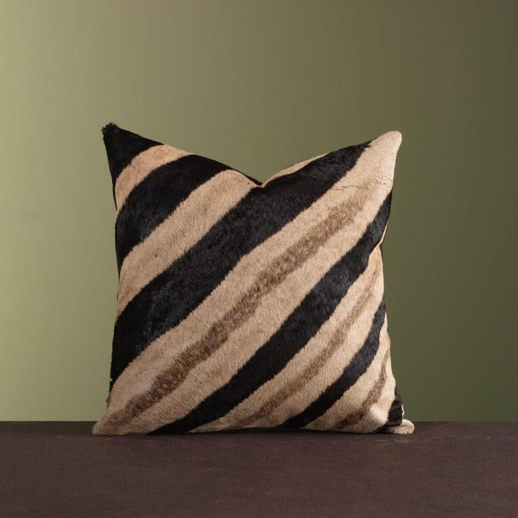 Zebrahuid Kussen Taxidermie Opgezette Dieren By Max, Verzamelen, Dierenverzamelingen, Opgezet dier, Nieuw, Wild dier, Ophalen of Verzenden