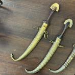 Dit kavel bestaat uit vijf decoratieve dolken. - Messing,